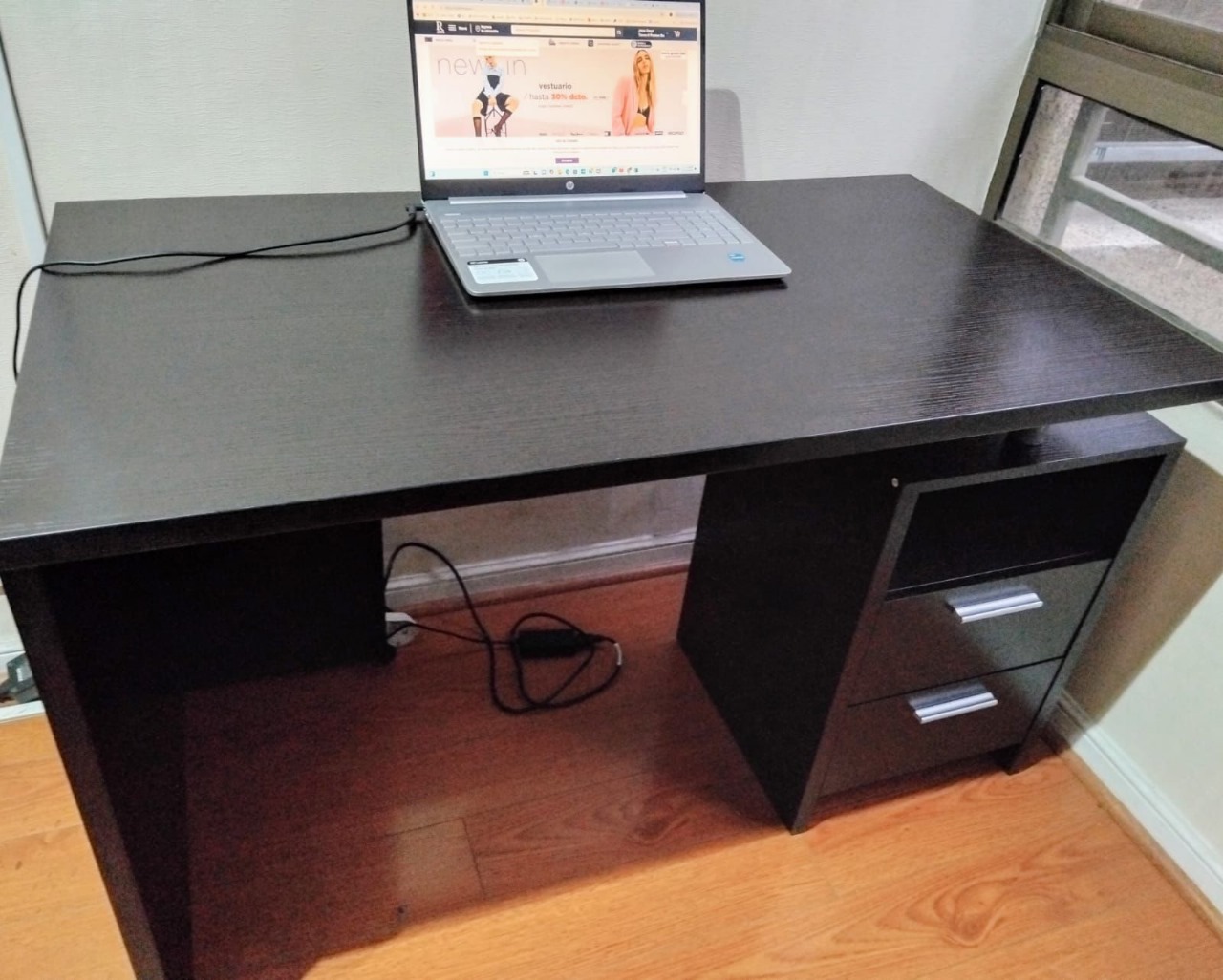 Escritorio negro con cajonera