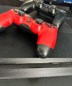 PlayStation 4 de 500 GB con control y juegos