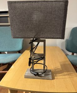 Lámpara de mesa gris