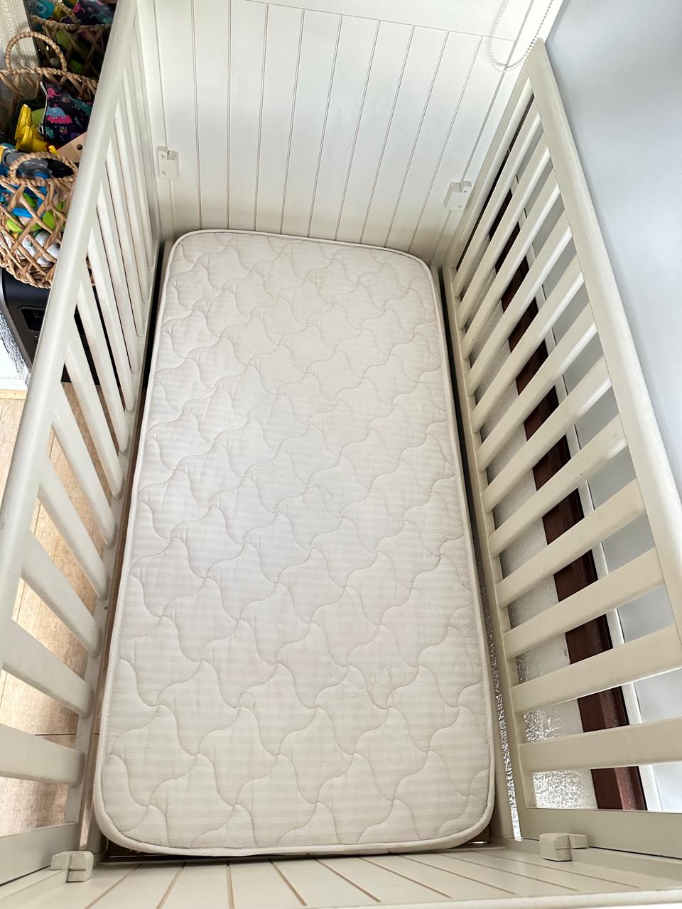 Cuna madera blanca con ropa de cama - Imagen 2