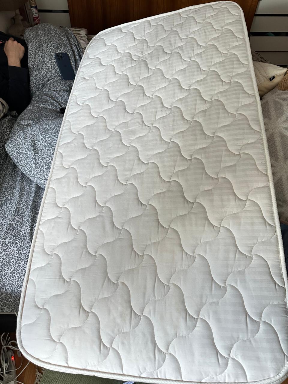 Cuna madera blanca con ropa de cama - Imagen 8