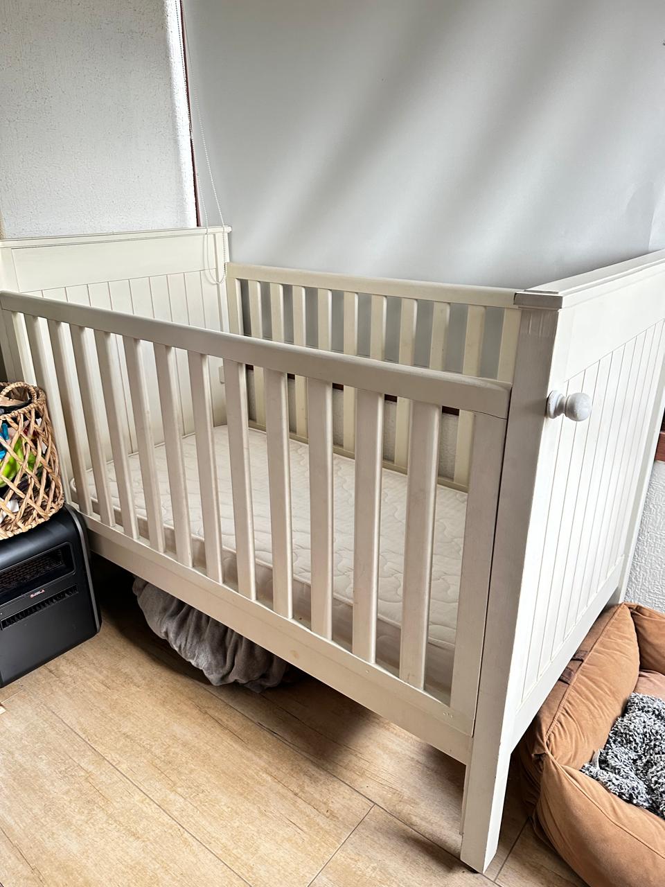 Cuna madera blanca con ropa de cama - Imagen 10