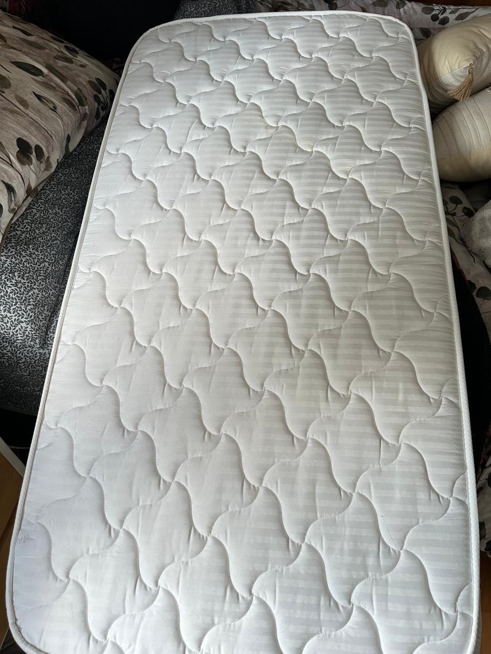 Cuna madera blanca con ropa de cama - Imagen 14