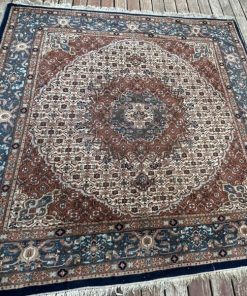 Alfombra azul con flecos