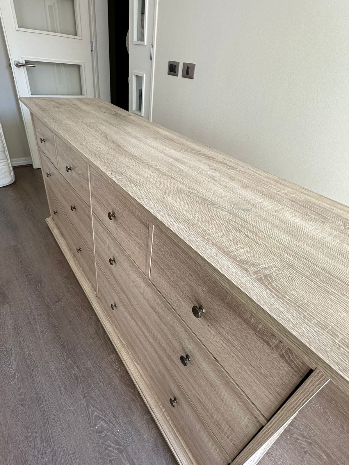 Cómoda cajonera 8 cajones enchapada - Imagen 3