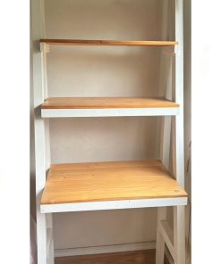 Escritorio de madera con repisa seccional