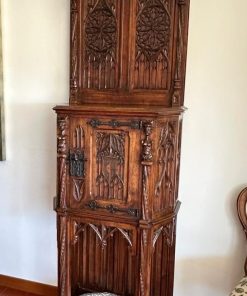 Mueble antiguo tallado en madera