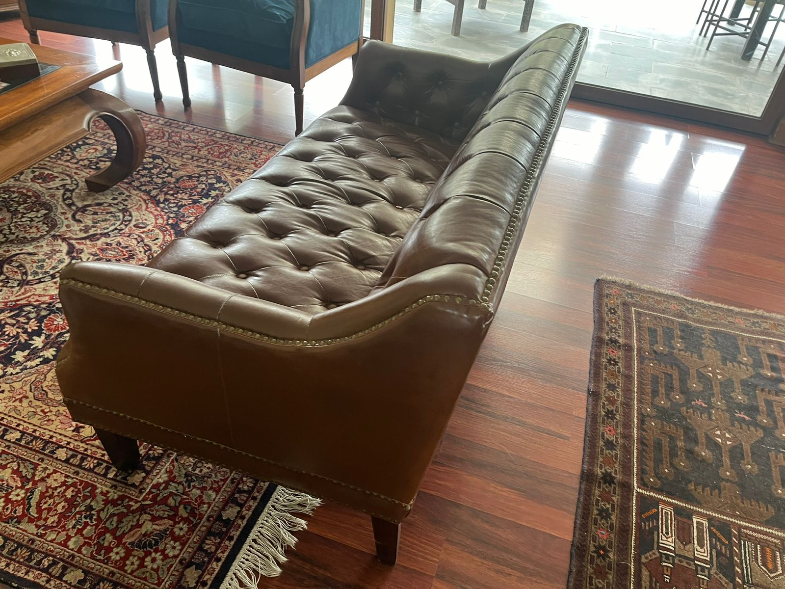 Sofá 2 cuerpos capitoné eco cuero Caramel - Imagen 2