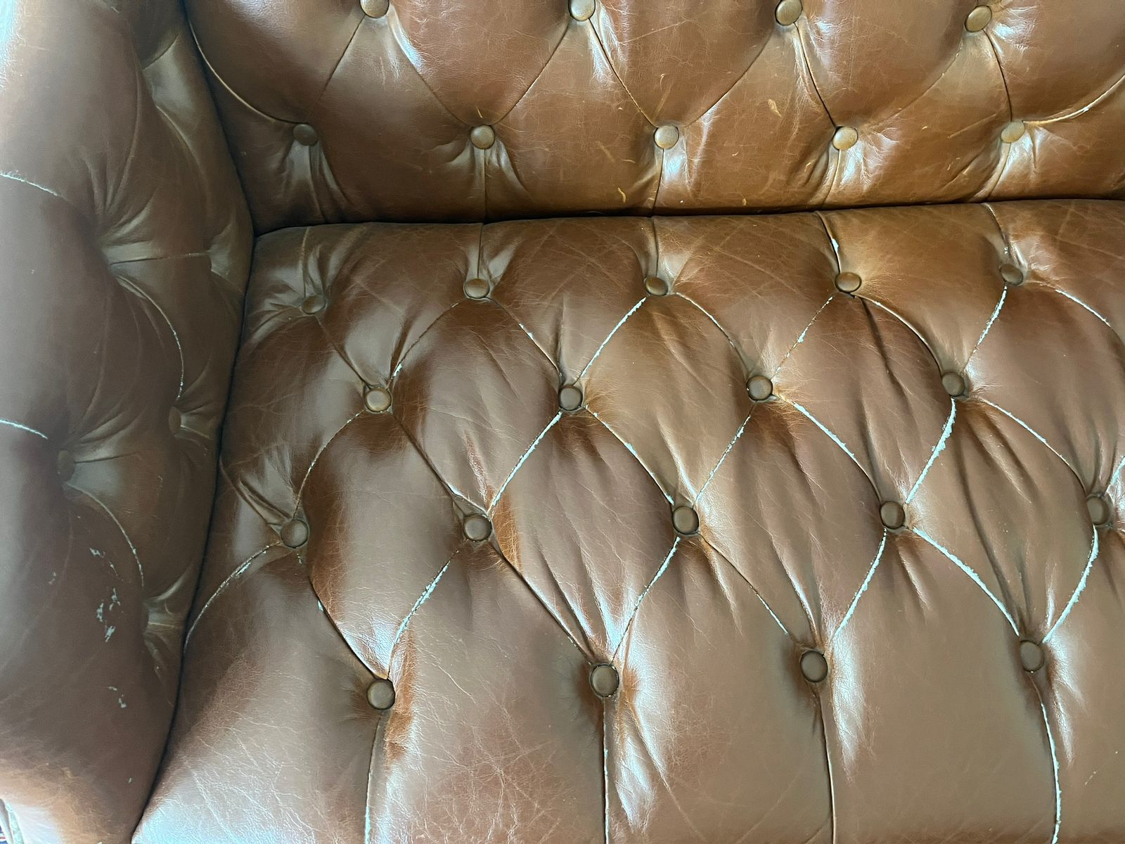 Sofá 2 cuerpos capitoné eco cuero Caramel - Imagen 3