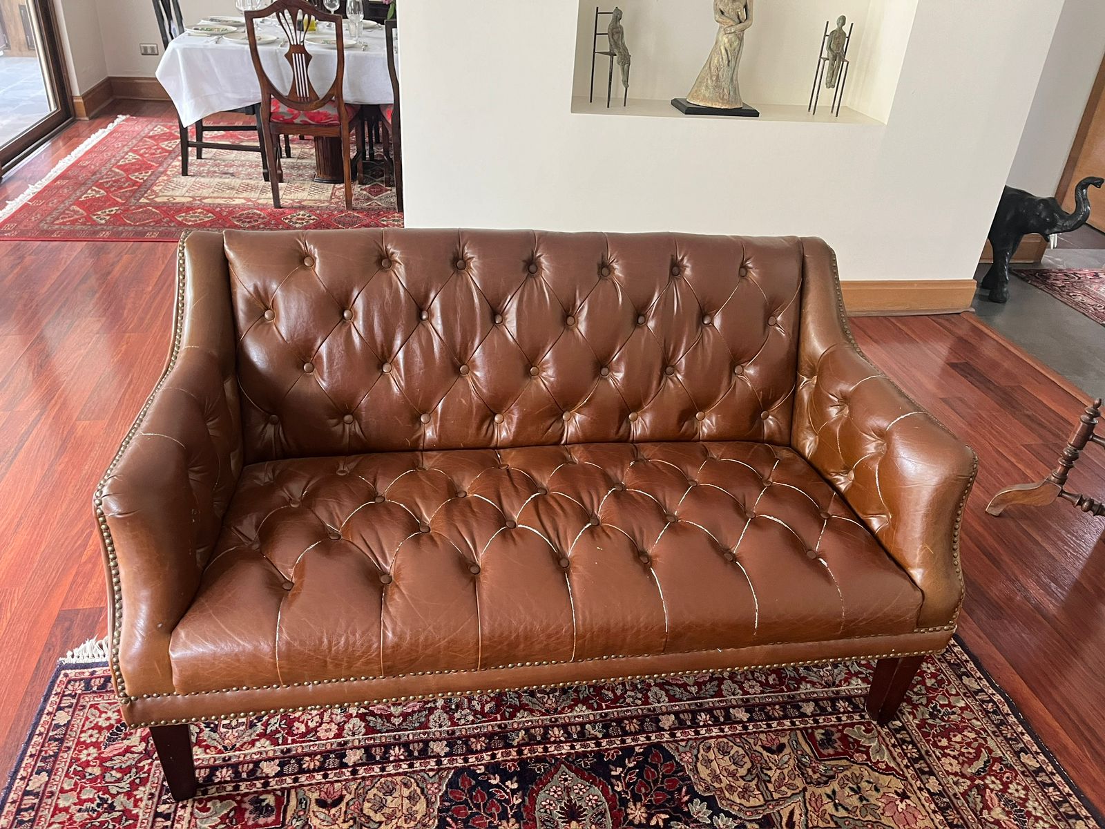 Sofá 2 cuerpos capitoné eco cuero Caramel - Imagen 4