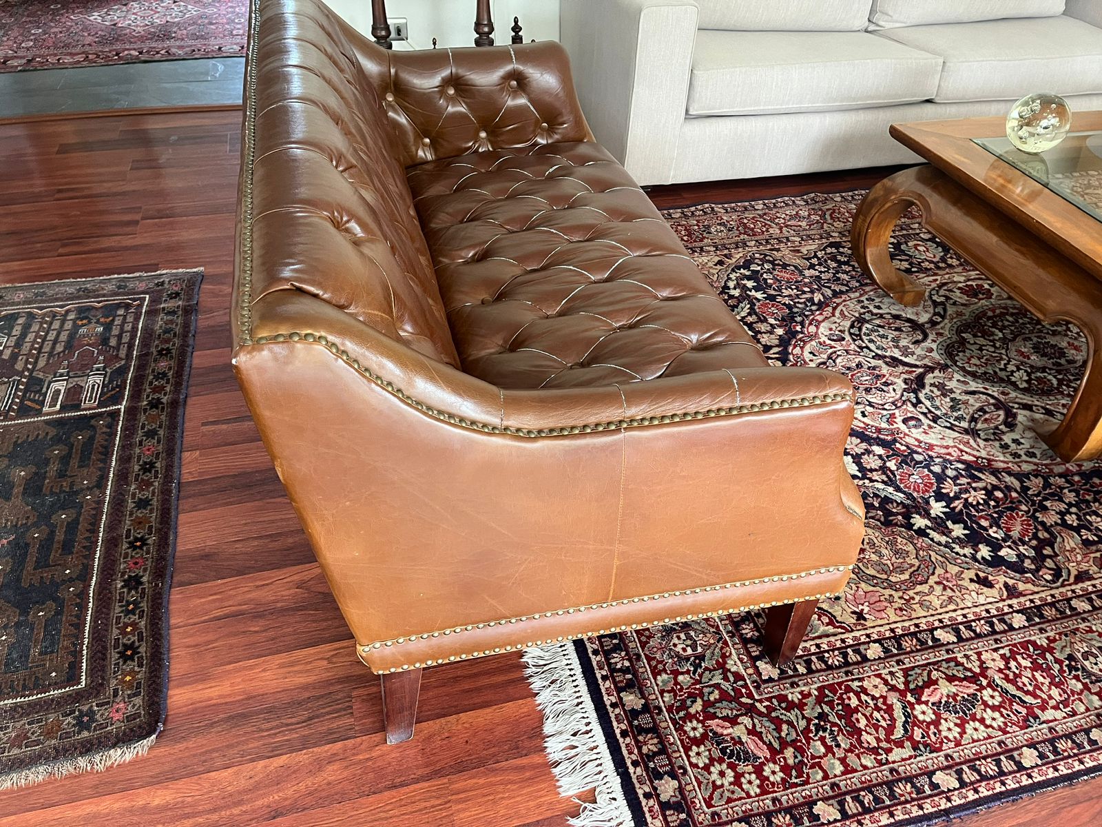 Sofá 2 cuerpos capitoné eco cuero Caramel - Imagen 6