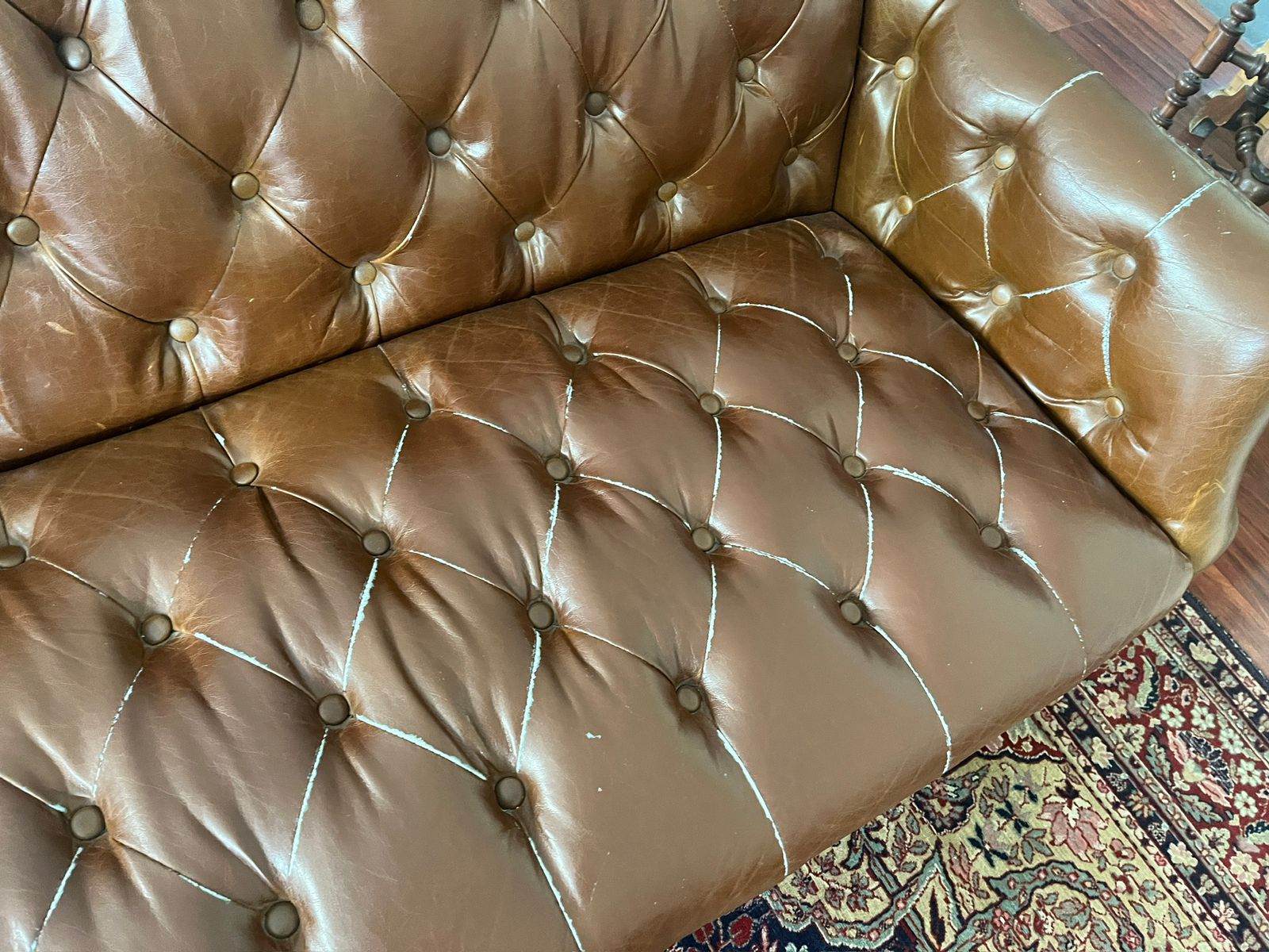 Sofá 2 cuerpos capitoné eco cuero Caramel - Imagen 7