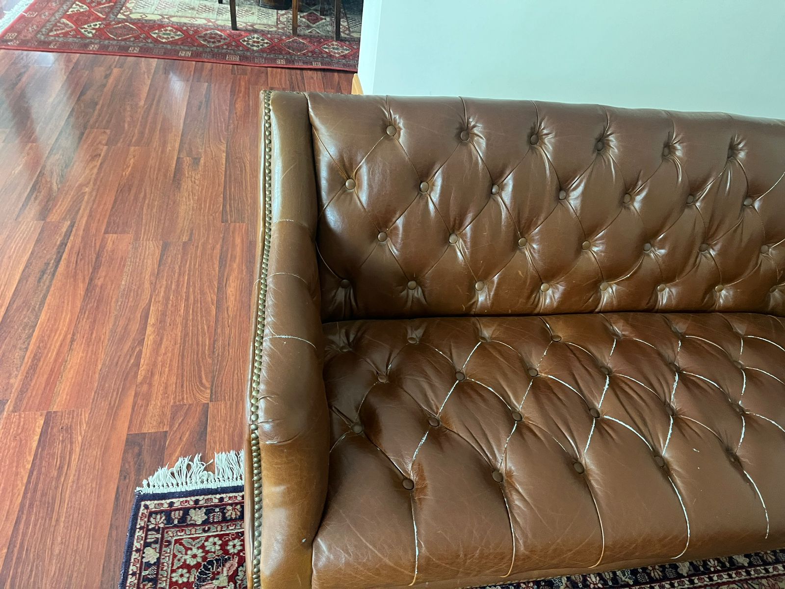 Sofá 2 cuerpos capitoné eco cuero Caramel - Imagen 9