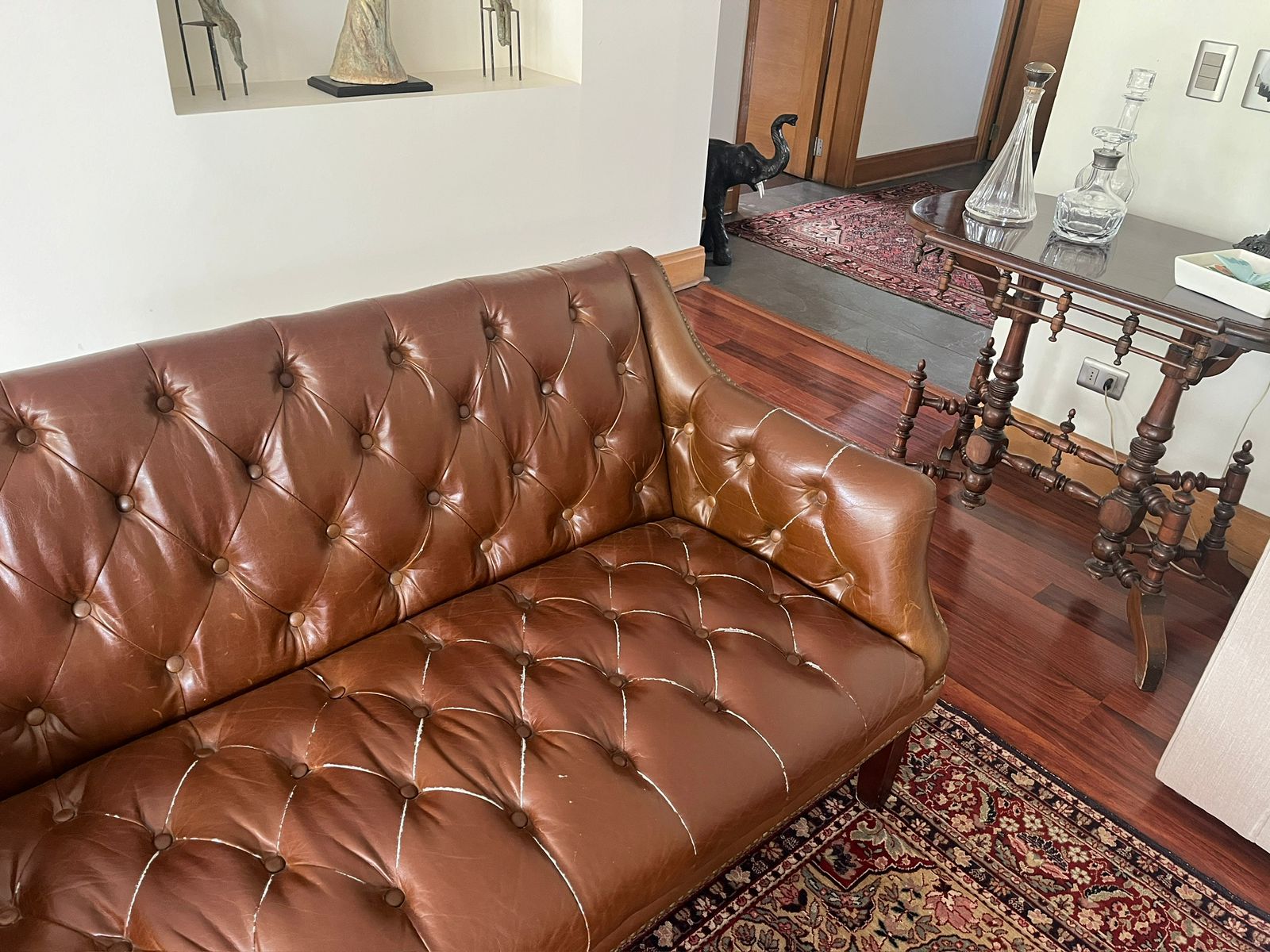 Sofá 2 cuerpos capitoné eco cuero Caramel - Imagen 8