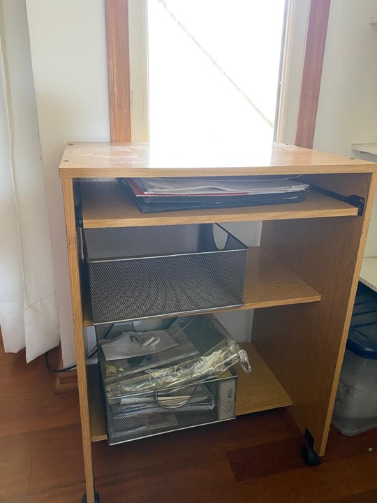 Mueble seccional de madera con ruedas