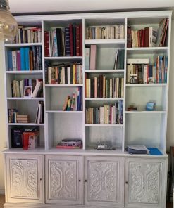 Librero blanco albayalde tallado