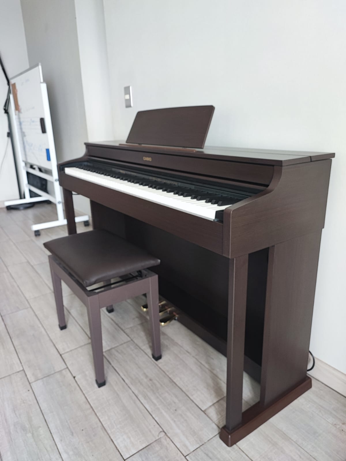 Piano digital vertical Celviano Vende y compra artículos de segunda mano