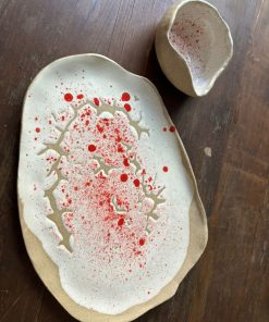 Plato y lechero de cerámica líneas y manchas rojas