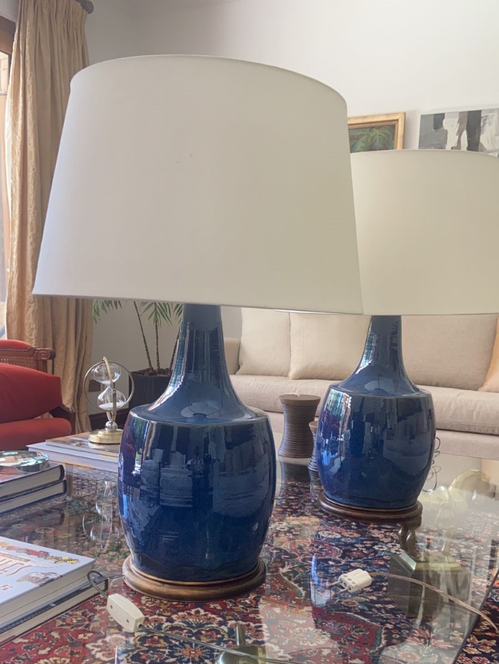 Lámpara de mesa azul con base madera