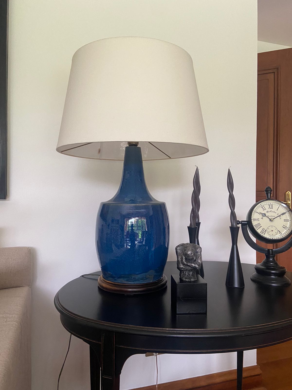 Lámpara de mesa azul con base madera - Imagen 2