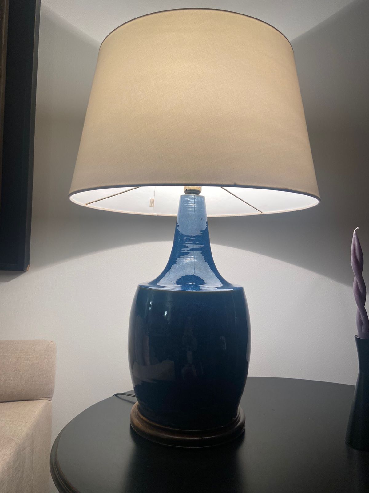 Lámpara de mesa azul con base madera - Imagen 3