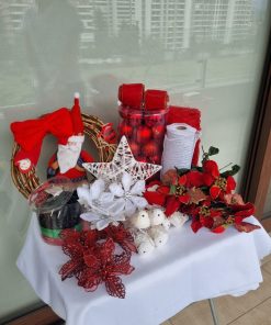 Set de esferas y corona navideña rojo