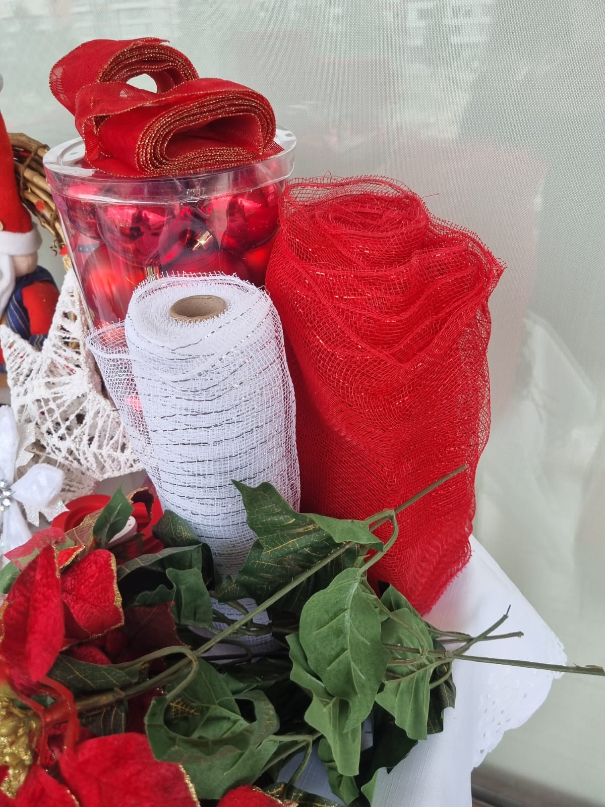 Set de esferas y corona navideña rojo - Imagen 4