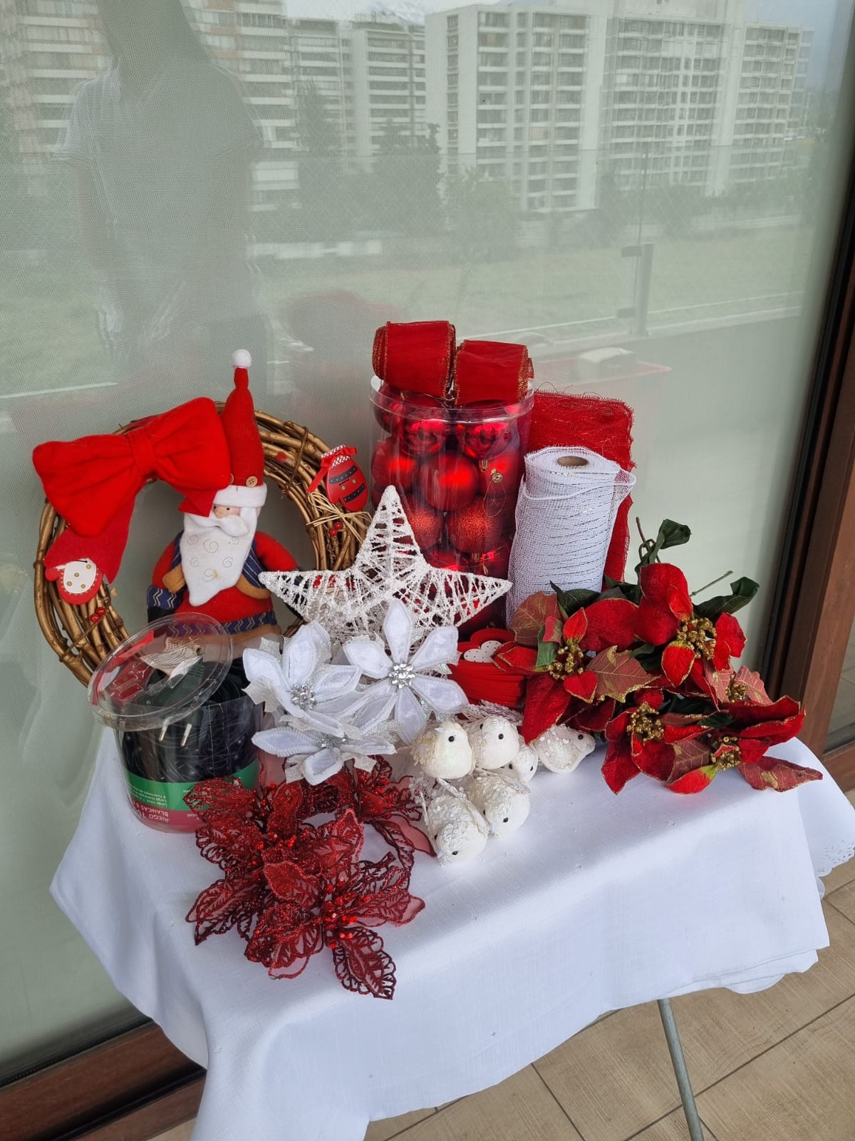 Set de esferas y corona navideña rojo - Imagen 7