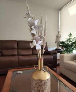 Jarrón metálico con flores artificiales