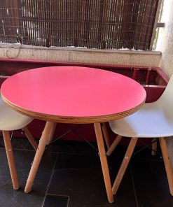 Juego comedor madera y 2 sillas eames