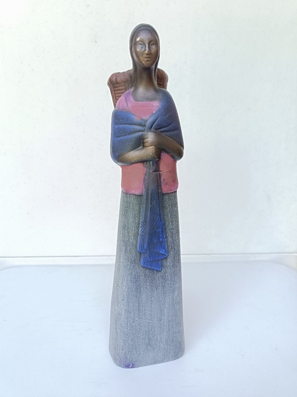 Figura mujer con manta azul cerámica Mexicana