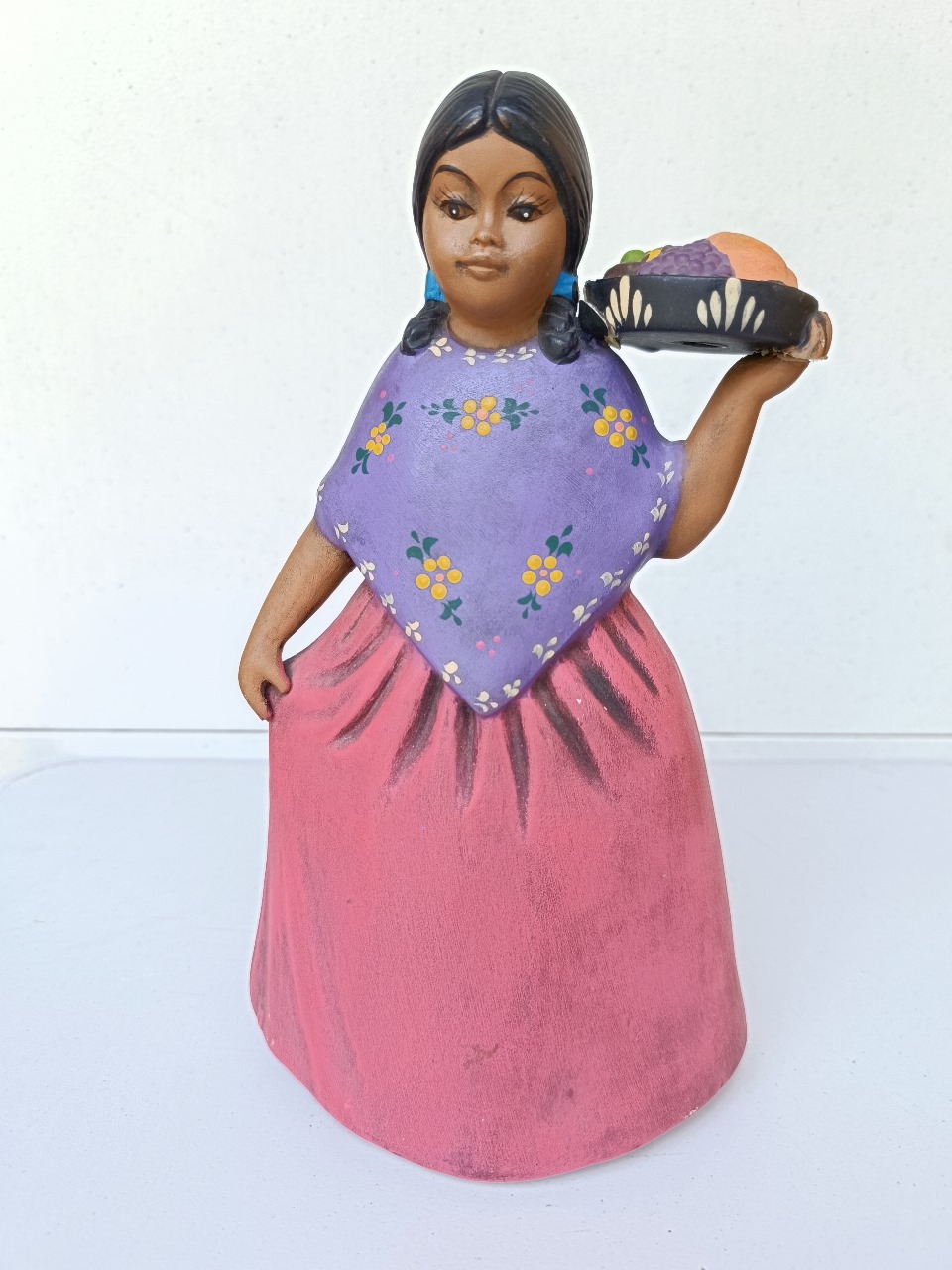 Figura mujer manta floreada cerámica Mexicana