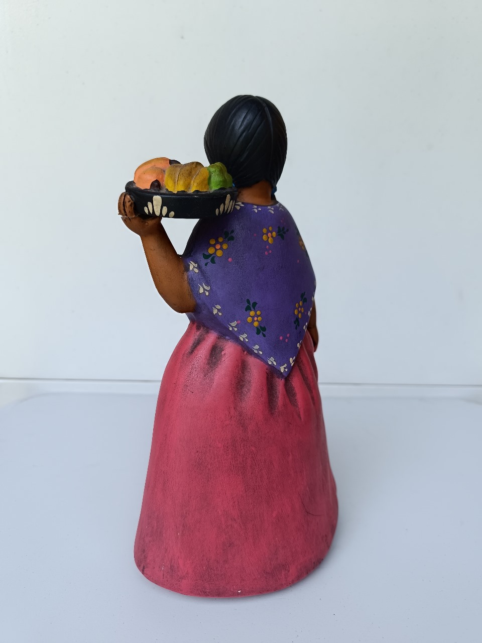 Figura mujer manta floreada cerámica Mexicana - Imagen 2
