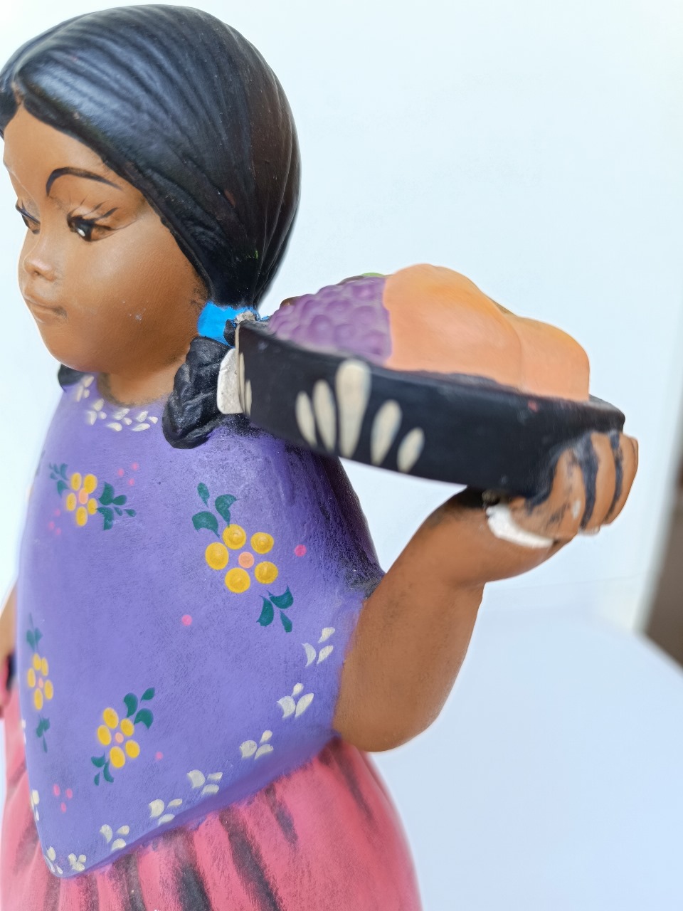 Figura mujer manta floreada cerámica Mexicana - Imagen 3