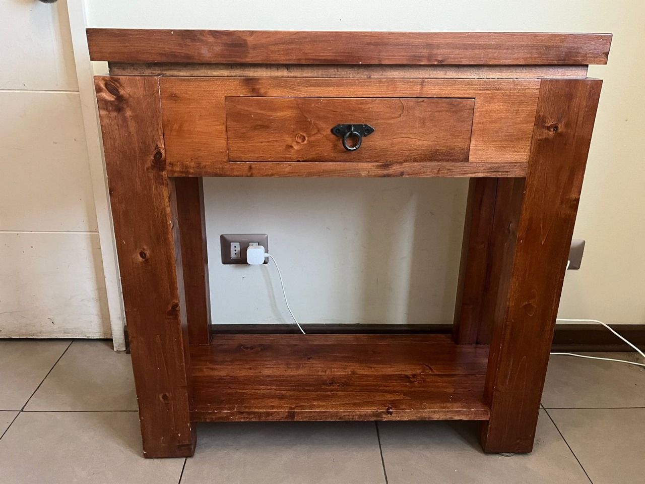 Arrimo de madera con 1 cajón Vende y compra artículos de segunda mano