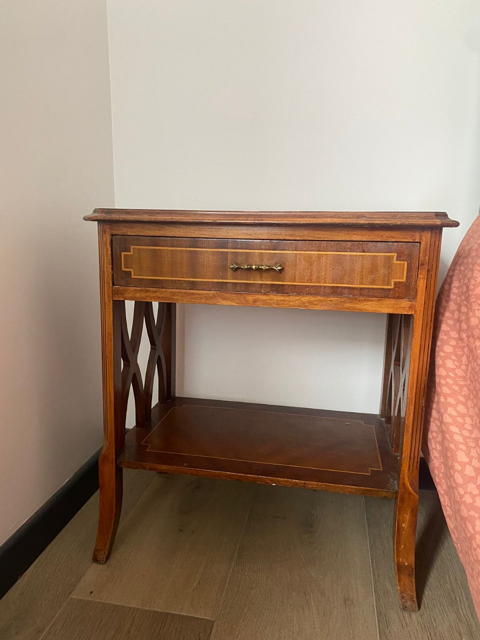 Par veladores mesa lateral con marquetería