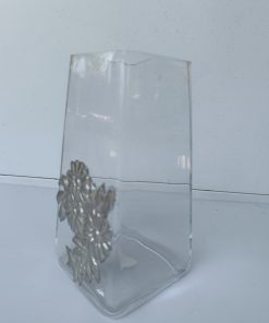Florero de vidrio con flor peltre