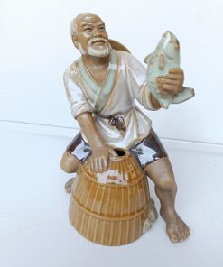 Figura pescador chino en porcelana