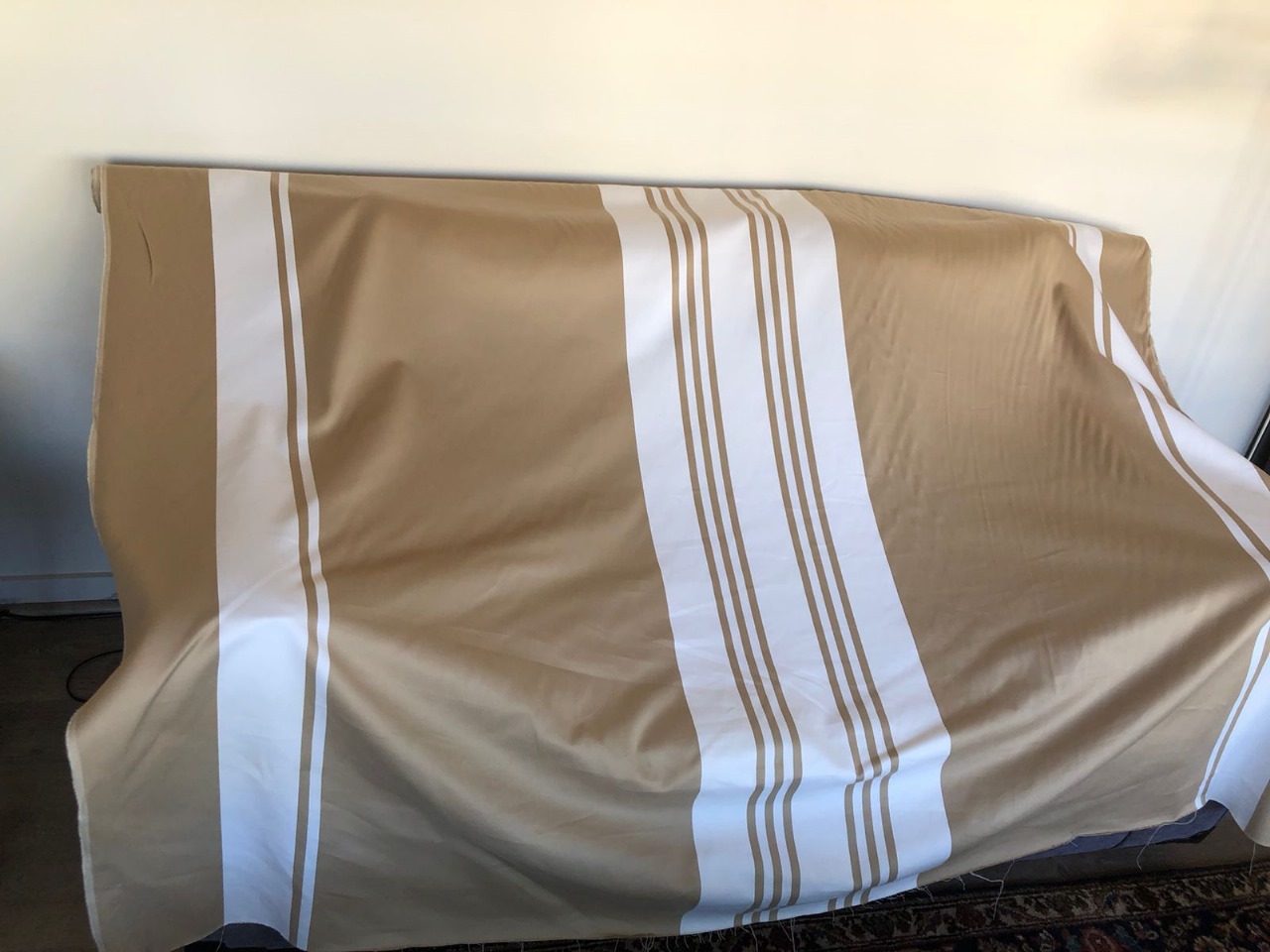 Genero de algodón café y rayas blancas