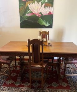 Juego de comedor tallado con 8 sillas