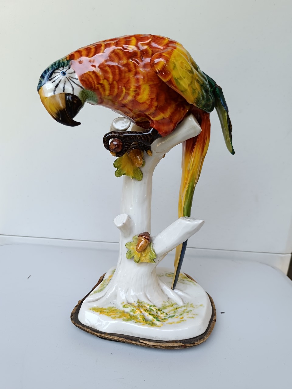 Figura guacamayo en tronco porcelana Bavaria