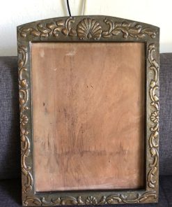 Marco madera con aplicaciones metálicas