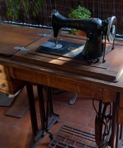 Mueble con maquina de coser Alfa