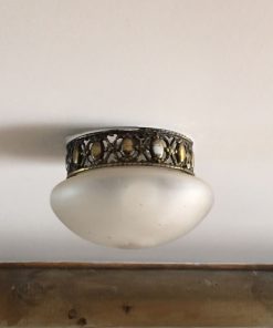 Plafón base de bronce con tulipa de vidrio empavonado