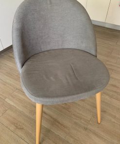 Silla madera y tapiz gris