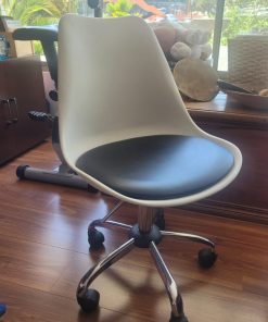Silla de escritorio blanco y negro