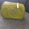 Estuche o cosmetiquero verde Tory Burch