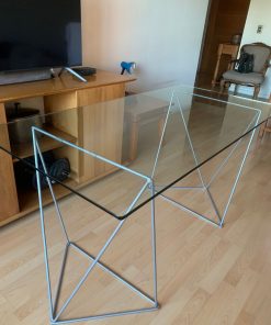 Escritorio vidrio y base de metal