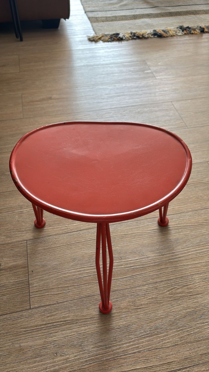 Mesa lateral ovalada roja