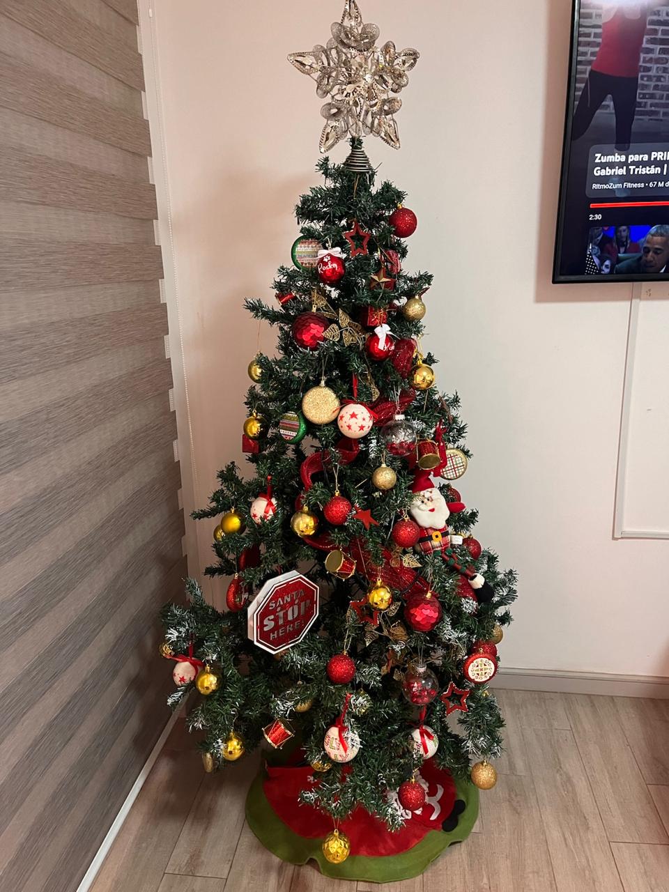 Árbol de Navidad Dear Santa con adornos